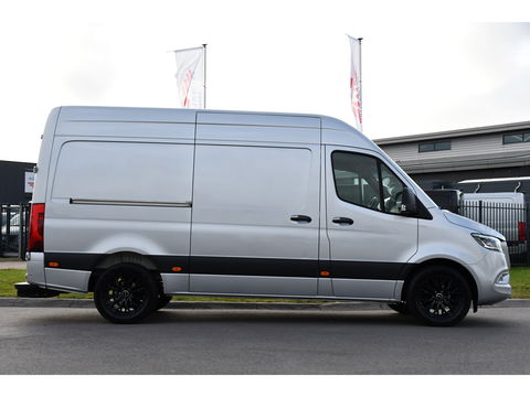 Mercedes-Benz Sprinter 319 V6 3.0 CDI L2H2 PB Edition Marge! 360 Camera, Cruise, Carplay, 3500kg Trekhaak, 10,5'' Mbux, LED, Stoelverwarming, 360 Sensoren, Uniek!
