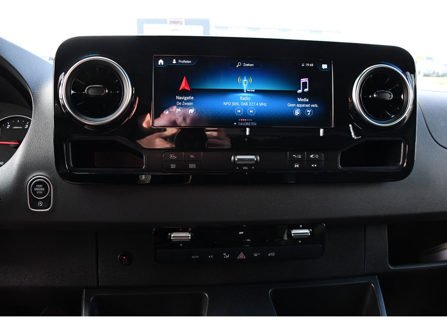 Mercedes-Benz Sprinter 319 V6 3.0 CDI L2H2 PB Edition Marge! 360 Camera, Cruise, Carplay, 3500kg Trekhaak, 10,5'' Mbux, LED, Stoelverwarming, 360 Sensoren, Uniek!