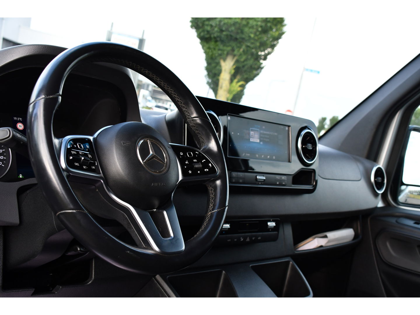 Mercedes-Benz Sprinter 319 V6 3.0 CDI L2H2 PB Edition Marge! 360 Camera, Cruise, Carplay, 3500kg Trekhaak, 10,5'' Mbux, LED, Stoelverwarming, 360 Sensoren, Uniek!