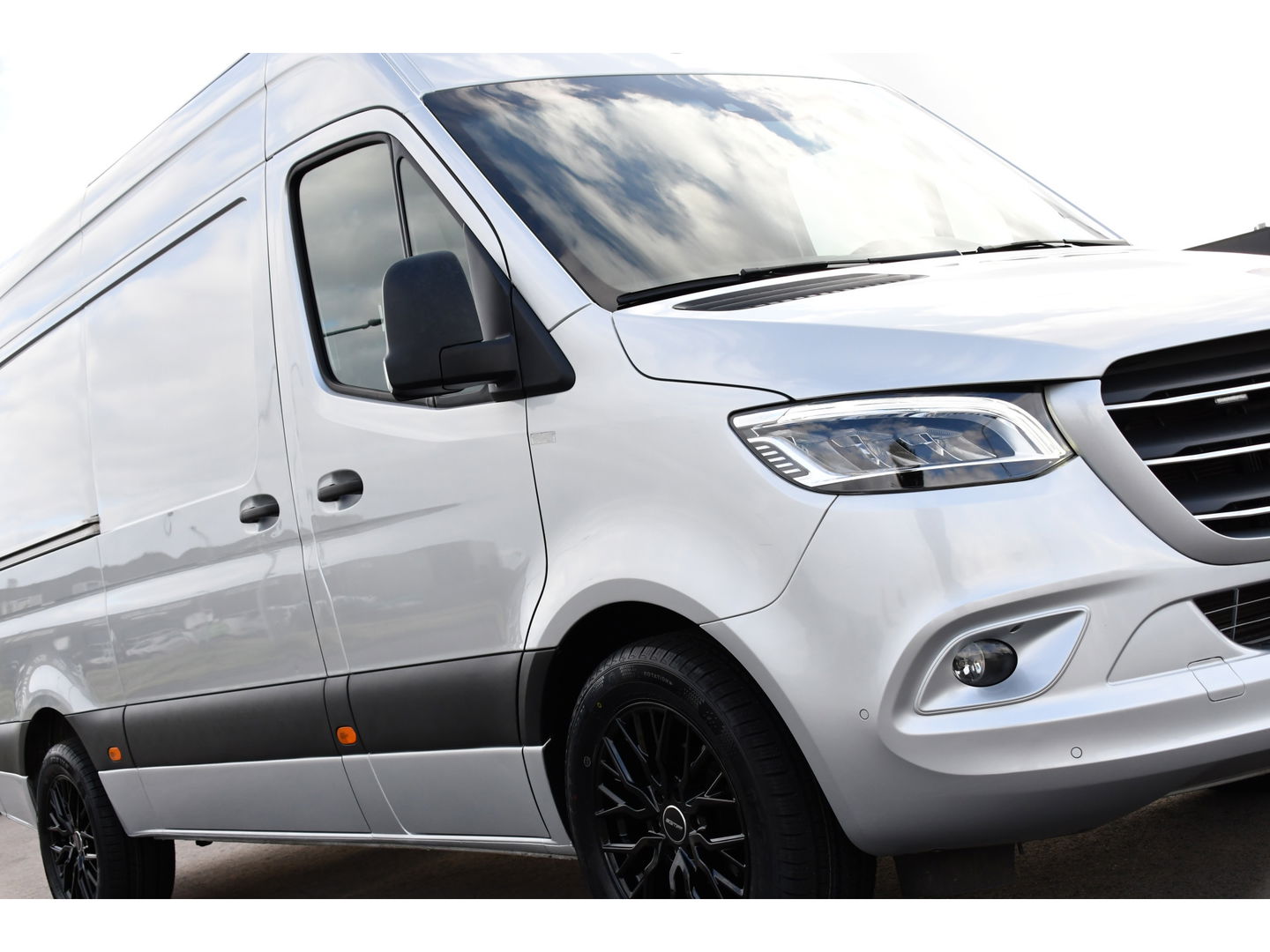 Mercedes-Benz Sprinter 319 V6 3.0 CDI L2H2 PB Edition Marge! 360 Camera, Cruise, Carplay, 3500kg Trekhaak, 10,5'' Mbux, LED, Stoelverwarming, 360 Sensoren, Uniek!