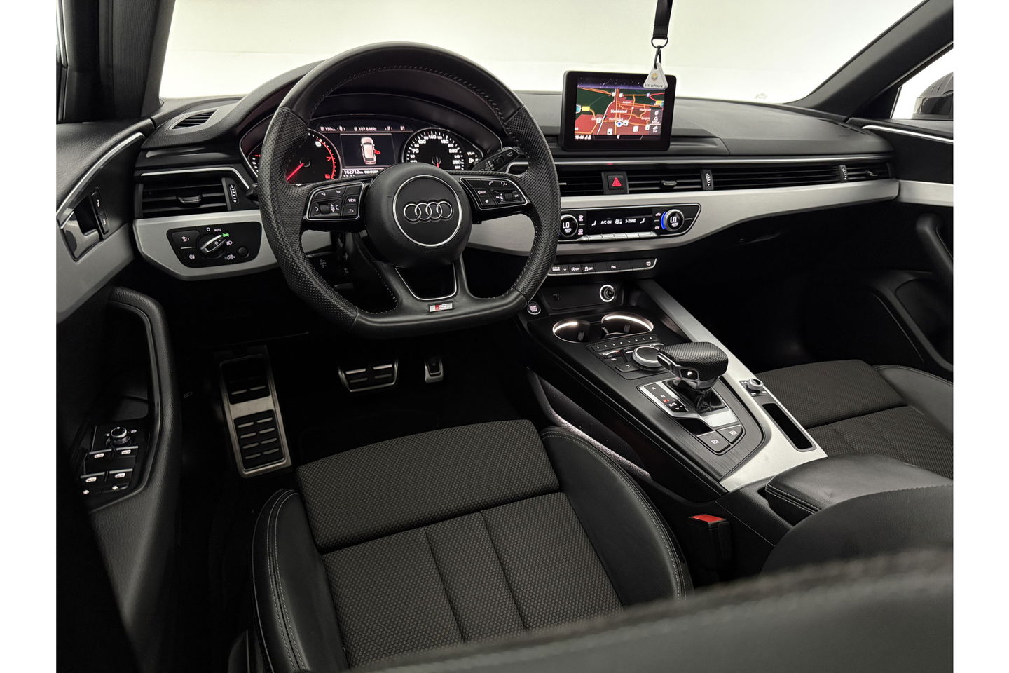Audi A4 35 TFSI 150PK S-line Pano LED Camera Cruise Clima Navi PDC 18''LMV
