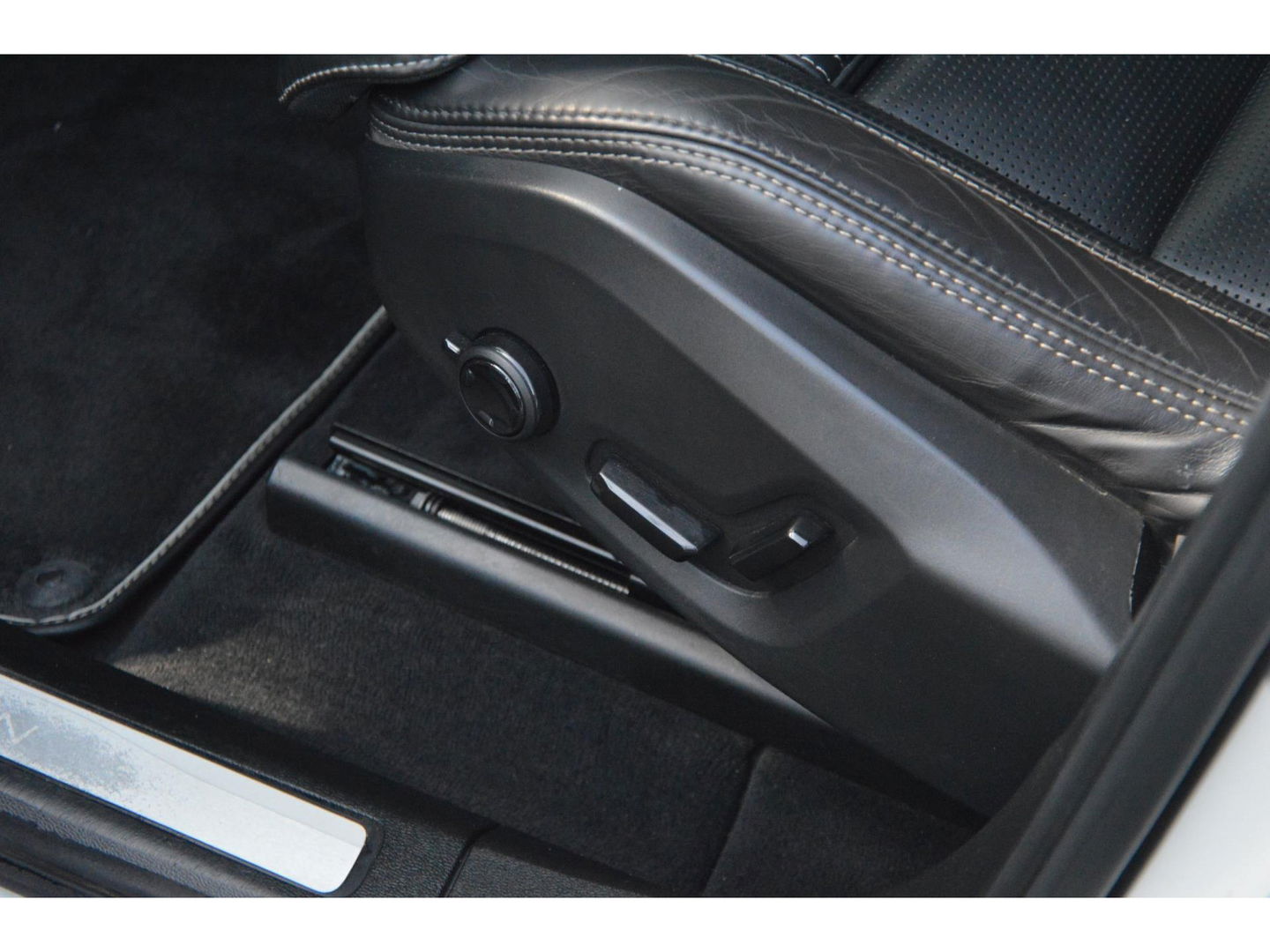 Volvo XC60 T8 Hybride AWD Inscription | Pilot-Assist | Bowers & Wilkins | 360º Camera | Head-Up Display | Stoel ventilatie |