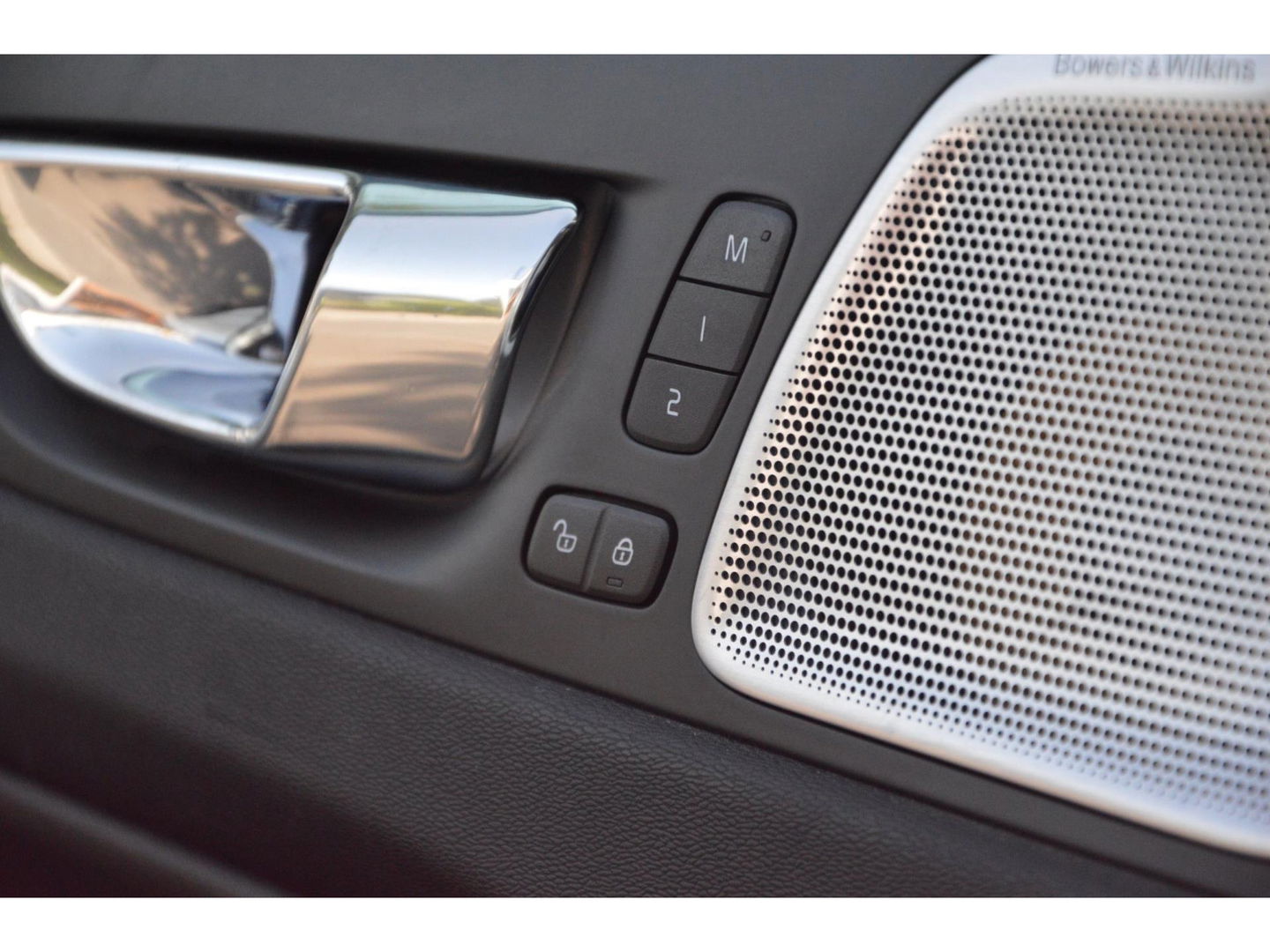 Volvo XC60 T8 Hybride AWD Inscription | Pilot-Assist | Bowers & Wilkins | 360º Camera | Head-Up Display | Stoel ventilatie |