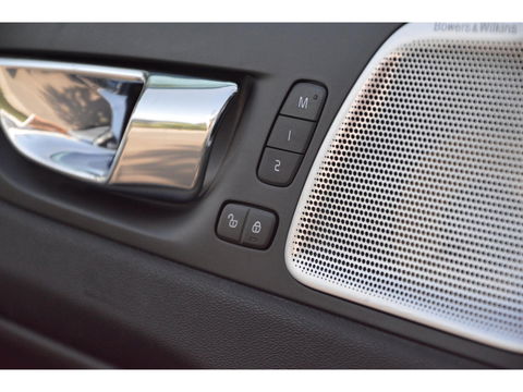 Volvo XC60 T8 Hybride AWD Inscription | Pilot-Assist | Bowers & Wilkins | 360º Camera | Head-Up Display | Stoel ventilatie |