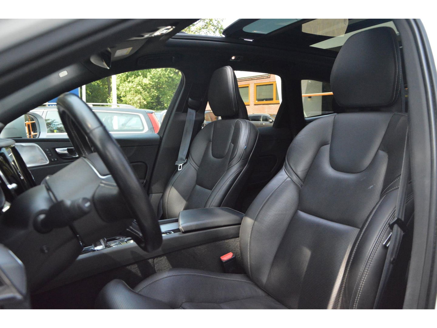 Volvo XC60 T8 Hybride AWD Inscription | Pilot-Assist | Bowers & Wilkins | 360º Camera | Head-Up Display | Stoel ventilatie |