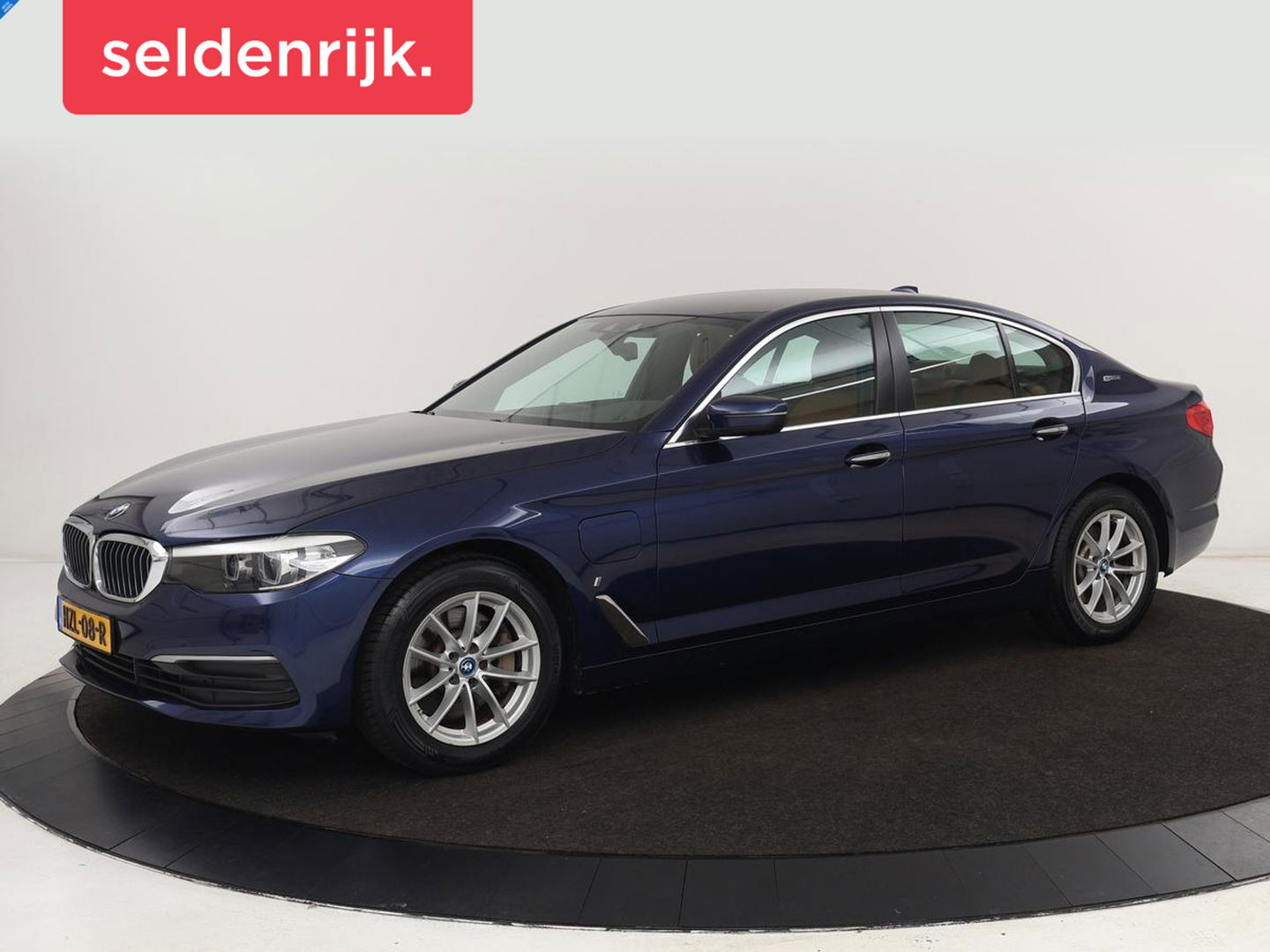 BMW 5 Serie 530e iPerformance | Leder | Stoelverwarming | Sfeerverlichting | Full LED | Navigatie | Parkeerhulp | Sportstoelen | Cruise control | PHEV | Plug In