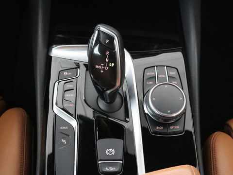 BMW 5 Serie 530e iPerformance | Leder | Stoelverwarming | Sfeerverlichting | Full LED | Navigatie | Parkeerhulp | Sportstoelen | Cruise control | PHEV | Plug In