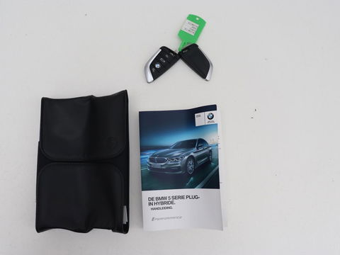 BMW 5 Serie 530e iPerformance | Leder | Stoelverwarming | Sfeerverlichting | Full LED | Navigatie | Parkeerhulp | Sportstoelen | Cruise control | PHEV | Plug In