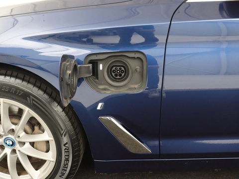 BMW 5 Serie 530e iPerformance | Leder | Stoelverwarming | Sfeerverlichting | Full LED | Navigatie | Parkeerhulp | Sportstoelen | Cruise control | PHEV | Plug In