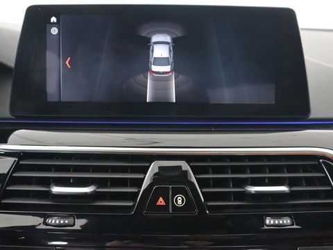 BMW 5 Serie 530e iPerformance | Leder | Stoelverwarming | Sfeerverlichting | Full LED | Navigatie | Parkeerhulp | Sportstoelen | Cruise control | PHEV | Plug In
