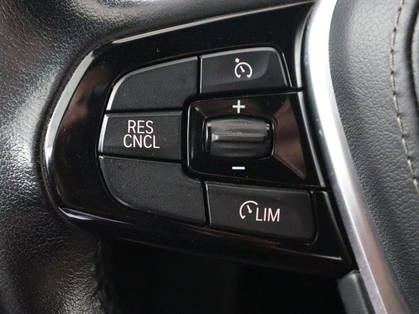BMW 5 Serie 530e iPerformance | Leder | Stoelverwarming | Sfeerverlichting | Full LED | Navigatie | Parkeerhulp | Sportstoelen | Cruise control | PHEV | Plug In