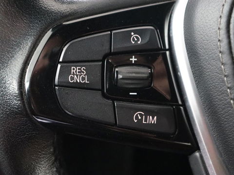 BMW 5 Serie 530e iPerformance | Leder | Stoelverwarming | Sfeerverlichting | Full LED | Navigatie | Parkeerhulp | Sportstoelen | Cruise control | PHEV | Plug In