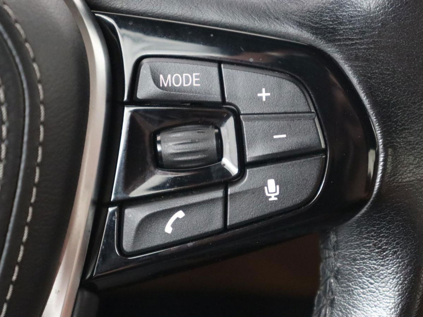 BMW 5 Serie 530e iPerformance | Leder | Stoelverwarming | Sfeerverlichting | Full LED | Navigatie | Parkeerhulp | Sportstoelen | Cruise control | PHEV | Plug In