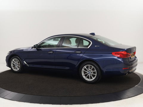 BMW 5 Serie 530e iPerformance | Leder | Stoelverwarming | Sfeerverlichting | Full LED | Navigatie | Parkeerhulp | Sportstoelen | Cruise control | PHEV | Plug In