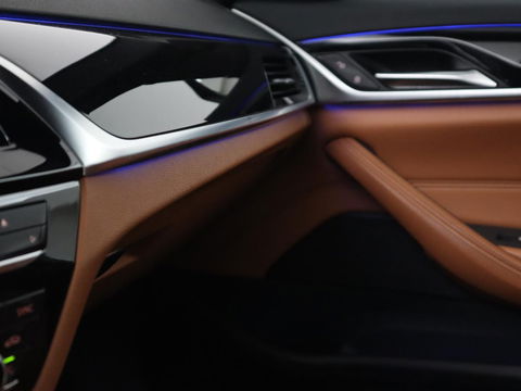 BMW 5 Serie 530e iPerformance | Leder | Stoelverwarming | Sfeerverlichting | Full LED | Navigatie | Parkeerhulp | Sportstoelen | Cruise control | PHEV | Plug In