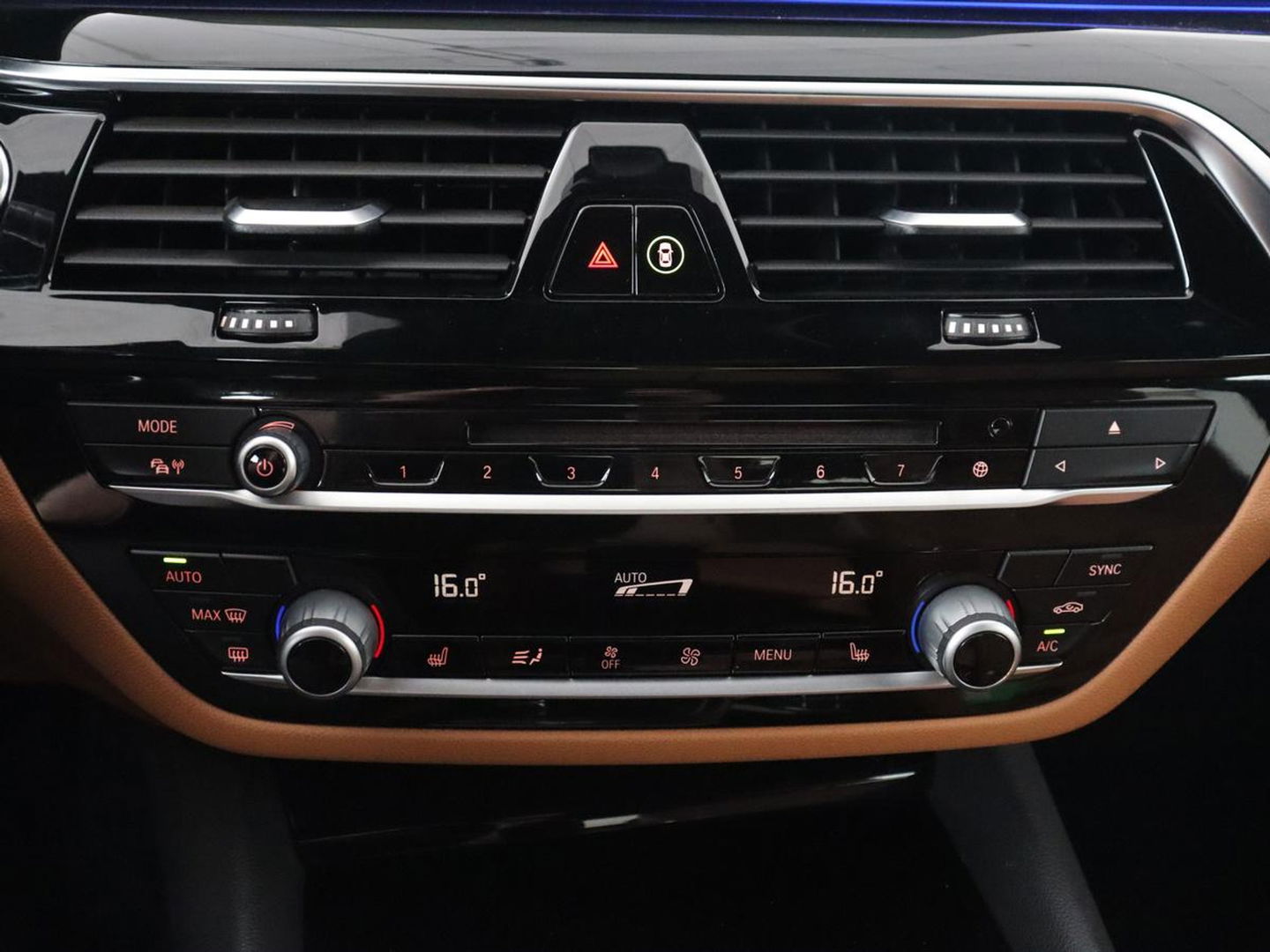 BMW 5 Serie 530e iPerformance | Leder | Stoelverwarming | Sfeerverlichting | Full LED | Navigatie | Parkeerhulp | Sportstoelen | Cruise control | PHEV | Plug In
