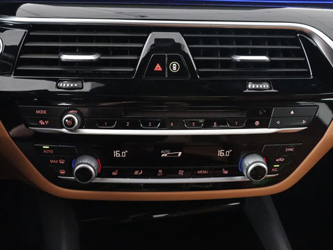 BMW 5 Serie 530e iPerformance | Leder | Stoelverwarming | Sfeerverlichting | Full LED | Navigatie | Parkeerhulp | Sportstoelen | Cruise control | PHEV | Plug In