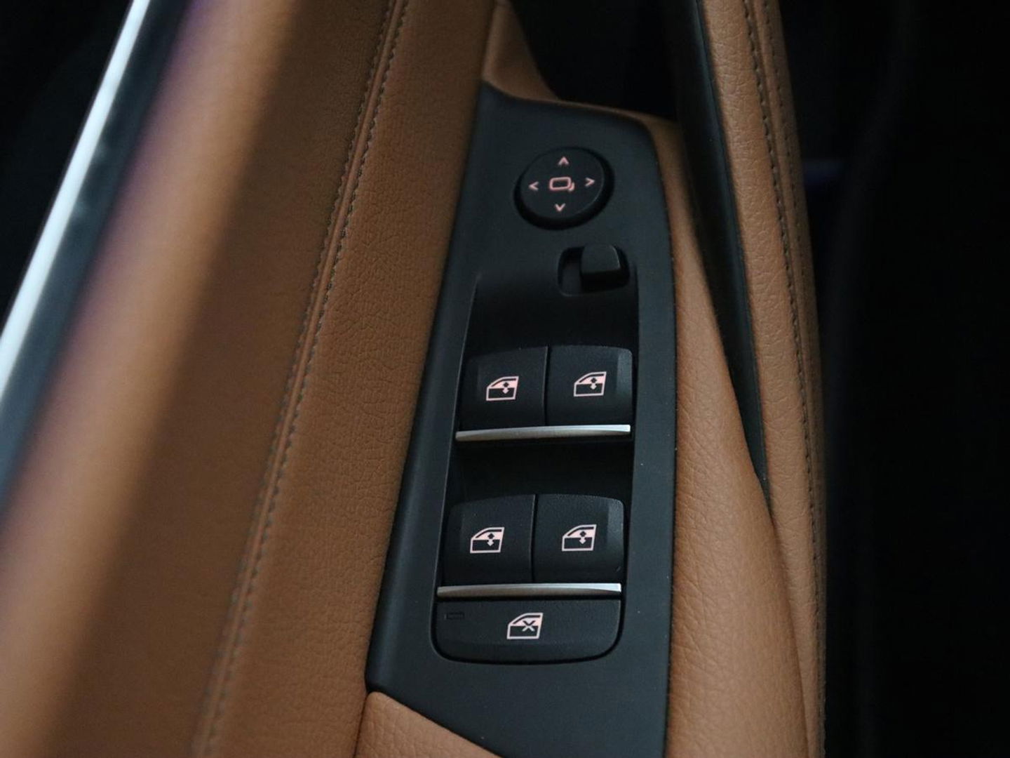 BMW 5 Serie 530e iPerformance | Leder | Stoelverwarming | Sfeerverlichting | Full LED | Navigatie | Parkeerhulp | Sportstoelen | Cruise control | PHEV | Plug In
