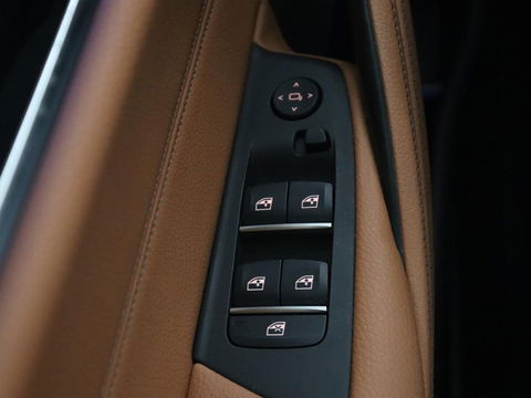 BMW 5 Serie 530e iPerformance | Leder | Stoelverwarming | Sfeerverlichting | Full LED | Navigatie | Parkeerhulp | Sportstoelen | Cruise control | PHEV | Plug In