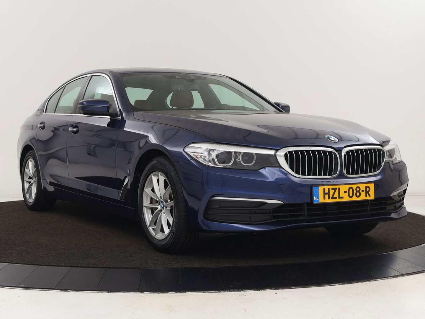 BMW 5 Serie 530e iPerformance | Leder | Stoelverwarming | Sfeerverlichting | Full LED | Navigatie | Parkeerhulp | Sportstoelen | Cruise control | PHEV | Plug In