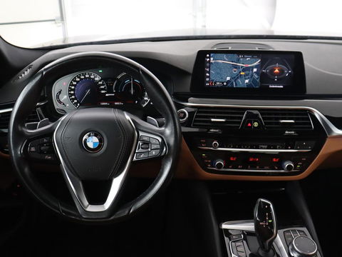 BMW 5 Serie 530e iPerformance | Leder | Stoelverwarming | Sfeerverlichting | Full LED | Navigatie | Parkeerhulp | Sportstoelen | Cruise control | PHEV | Plug In