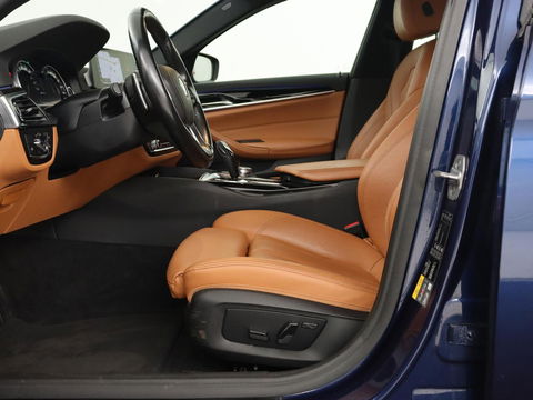 BMW 5 Serie 530e iPerformance | Leder | Stoelverwarming | Sfeerverlichting | Full LED | Navigatie | Parkeerhulp | Sportstoelen | Cruise control | PHEV | Plug In