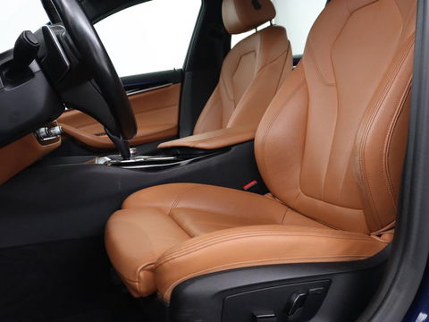 BMW 5 Serie 530e iPerformance | Leder | Stoelverwarming | Sfeerverlichting | Full LED | Navigatie | Parkeerhulp | Sportstoelen | Cruise control | PHEV | Plug In