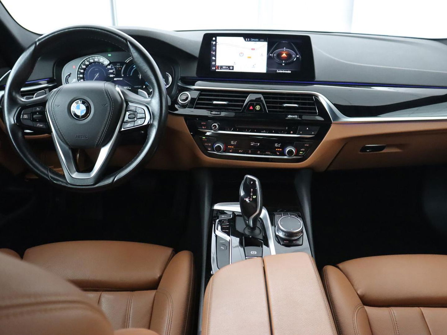 BMW 5 Serie 530e iPerformance | Leder | Stoelverwarming | Sfeerverlichting | Full LED | Navigatie | Parkeerhulp | Sportstoelen | Cruise control | PHEV | Plug In