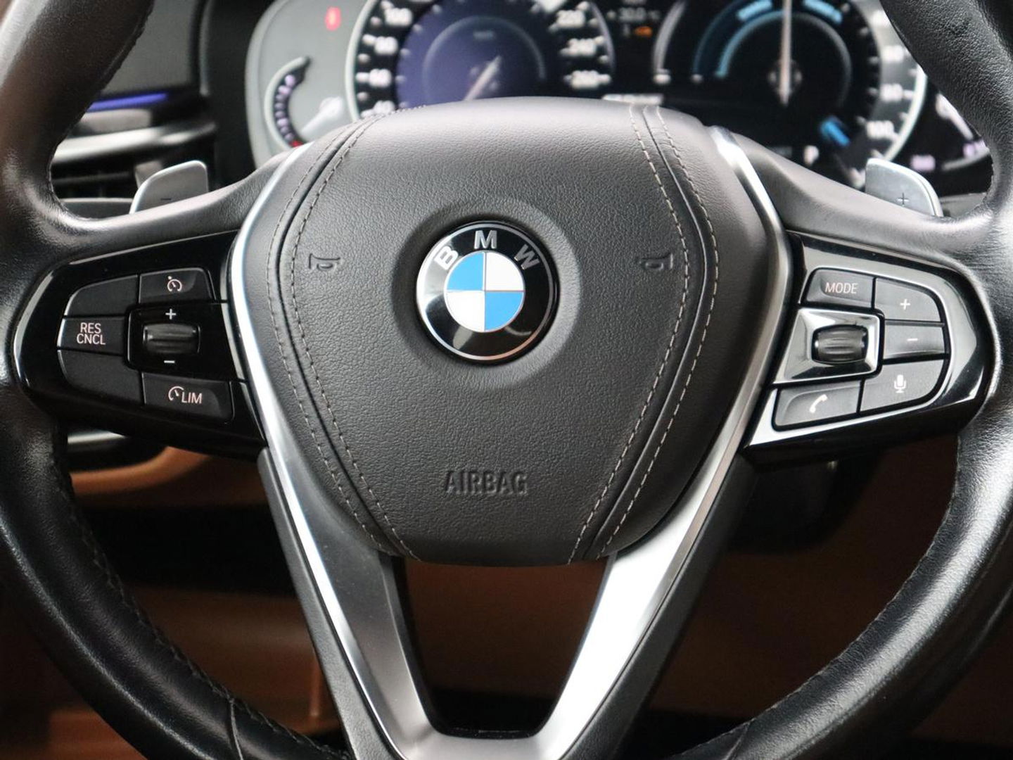 BMW 5 Serie 530e iPerformance | Leder | Stoelverwarming | Sfeerverlichting | Full LED | Navigatie | Parkeerhulp | Sportstoelen | Cruise control | PHEV | Plug In