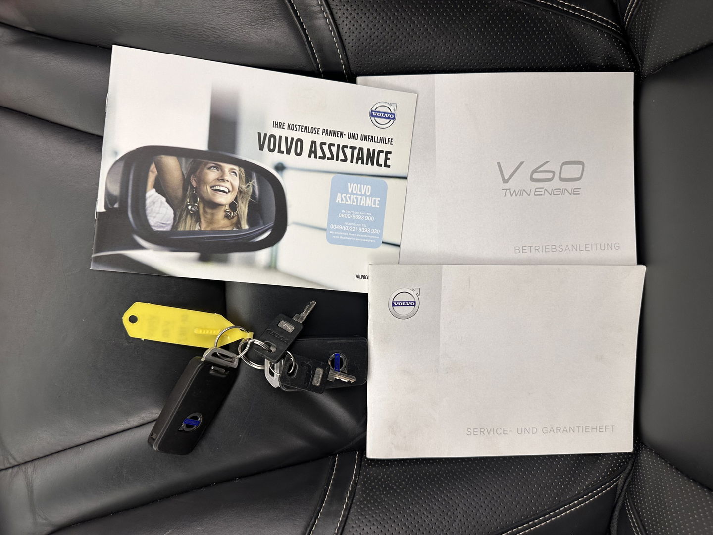 Volvo V60 2.4 D6 Twin Engine R-Design-Sportpack Aut. *PANO | LUXURY-LEATHER | BI-XENON | PREMIUM AUDIO | NAVI-FULLMAP | MEMORY-PACK | HEATED-COMFORTSEATS | ECC | CAMERA | LANE-ASSIST | PDC | CRUISE | TOWBAR | 18''ALU*