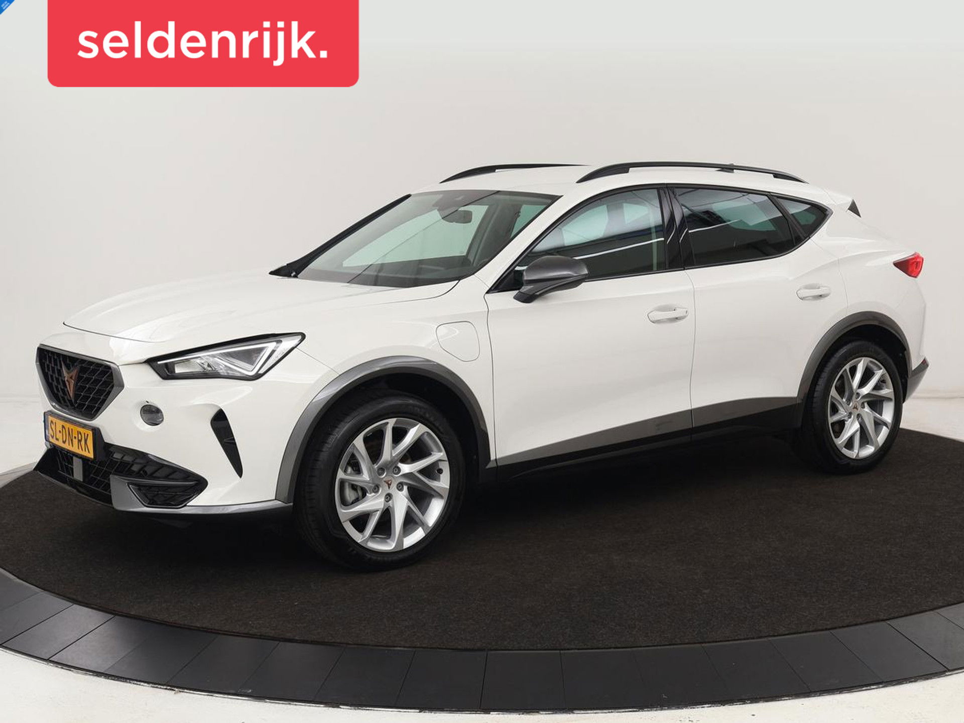 CUPRA Formentor 1.4 e-Hybrid | Carplay | Camera | Adaptive cruise | Stuurverwarming | Sportstoelen | Keyless | Sfeerverlichting | Full LED | PHEV | Plug In