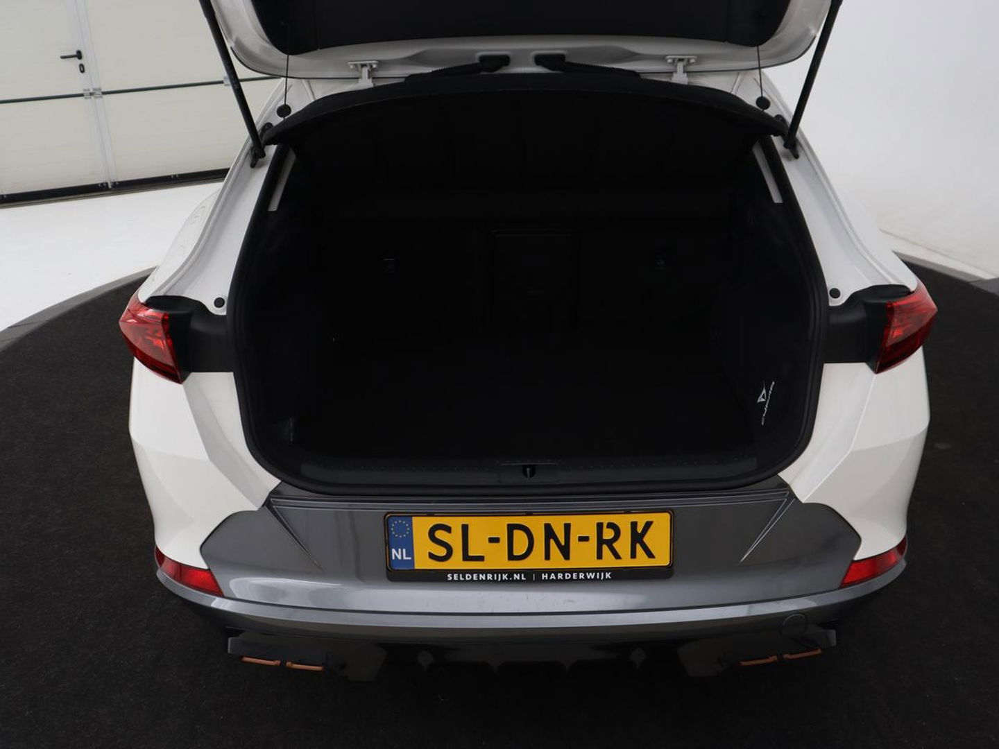 CUPRA Formentor 1.4 e-Hybrid | Carplay | Camera | Adaptive cruise | Stuurverwarming | Sportstoelen | Keyless | Sfeerverlichting | Full LED | PHEV | Plug In