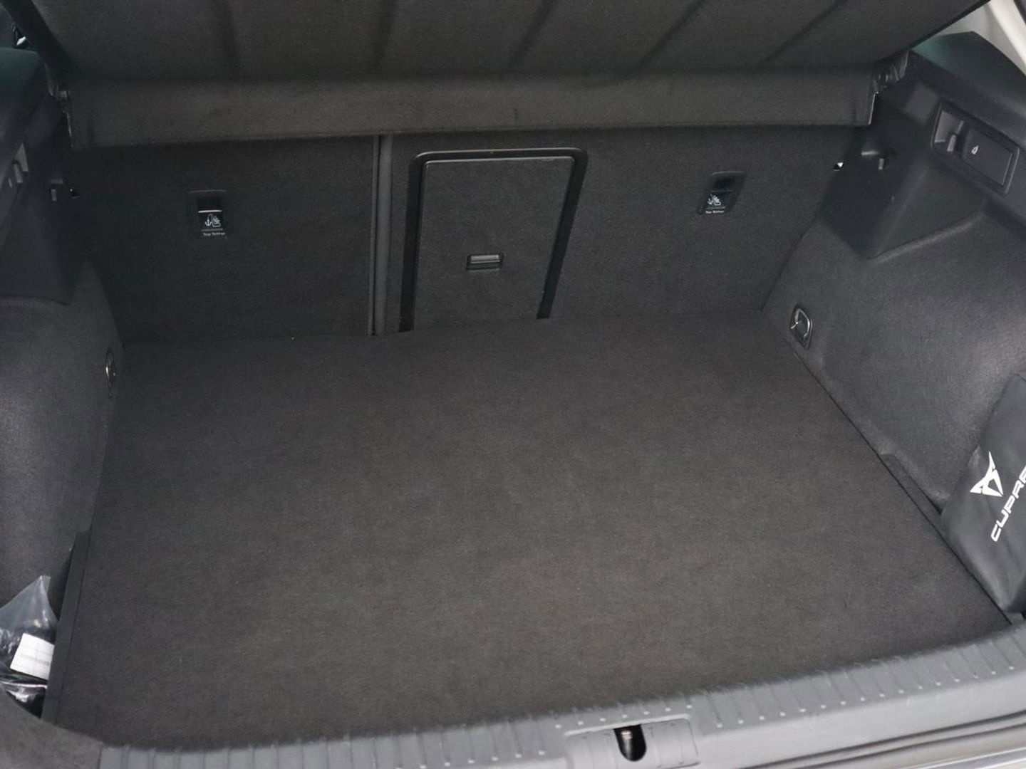 CUPRA Formentor 1.4 e-Hybrid | Carplay | Camera | Adaptive cruise | Stuurverwarming | Sportstoelen | Keyless | Sfeerverlichting | Full LED | PHEV | Plug In
