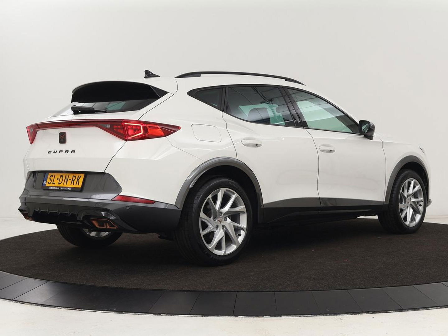 CUPRA Formentor 1.4 e-Hybrid | Carplay | Camera | Adaptive cruise | Stuurverwarming | Sportstoelen | Keyless | Sfeerverlichting | Full LED | PHEV | Plug In