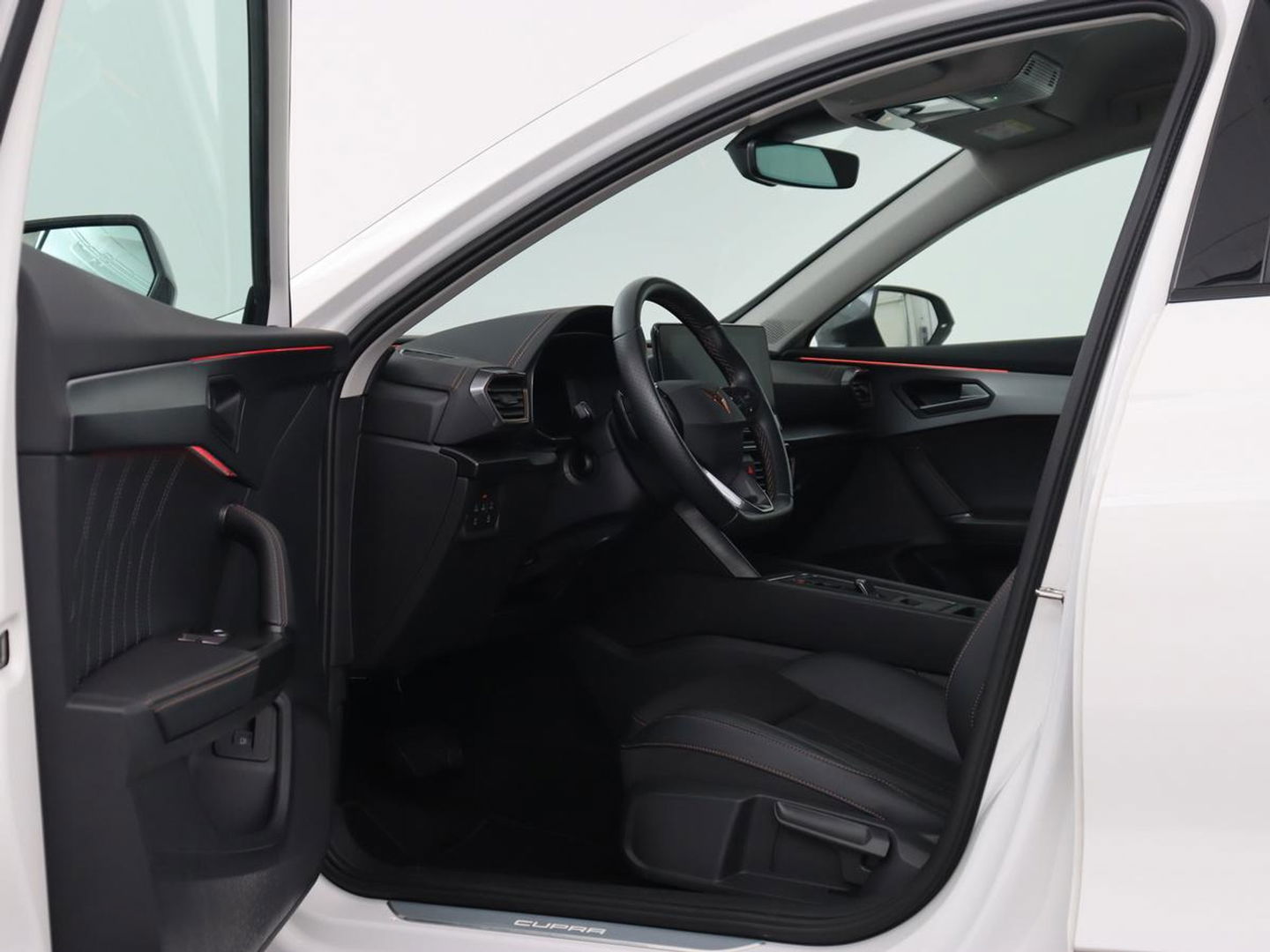 CUPRA Formentor 1.4 e-Hybrid | Carplay | Camera | Adaptive cruise | Stuurverwarming | Sportstoelen | Keyless | Sfeerverlichting | Full LED | PHEV | Plug In