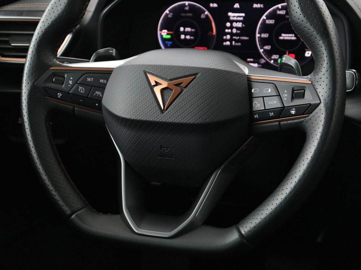 CUPRA Formentor 1.4 e-Hybrid | Carplay | Camera | Adaptive cruise | Stuurverwarming | Sportstoelen | Keyless | Sfeerverlichting | Full LED | PHEV | Plug In