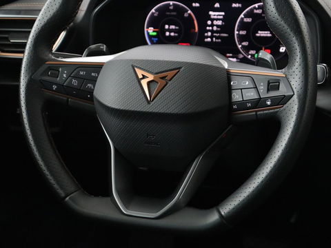 CUPRA Formentor 1.4 e-Hybrid | Carplay | Camera | Adaptive cruise | Stuurverwarming | Sportstoelen | Keyless | Sfeerverlichting | Full LED | PHEV | Plug In
