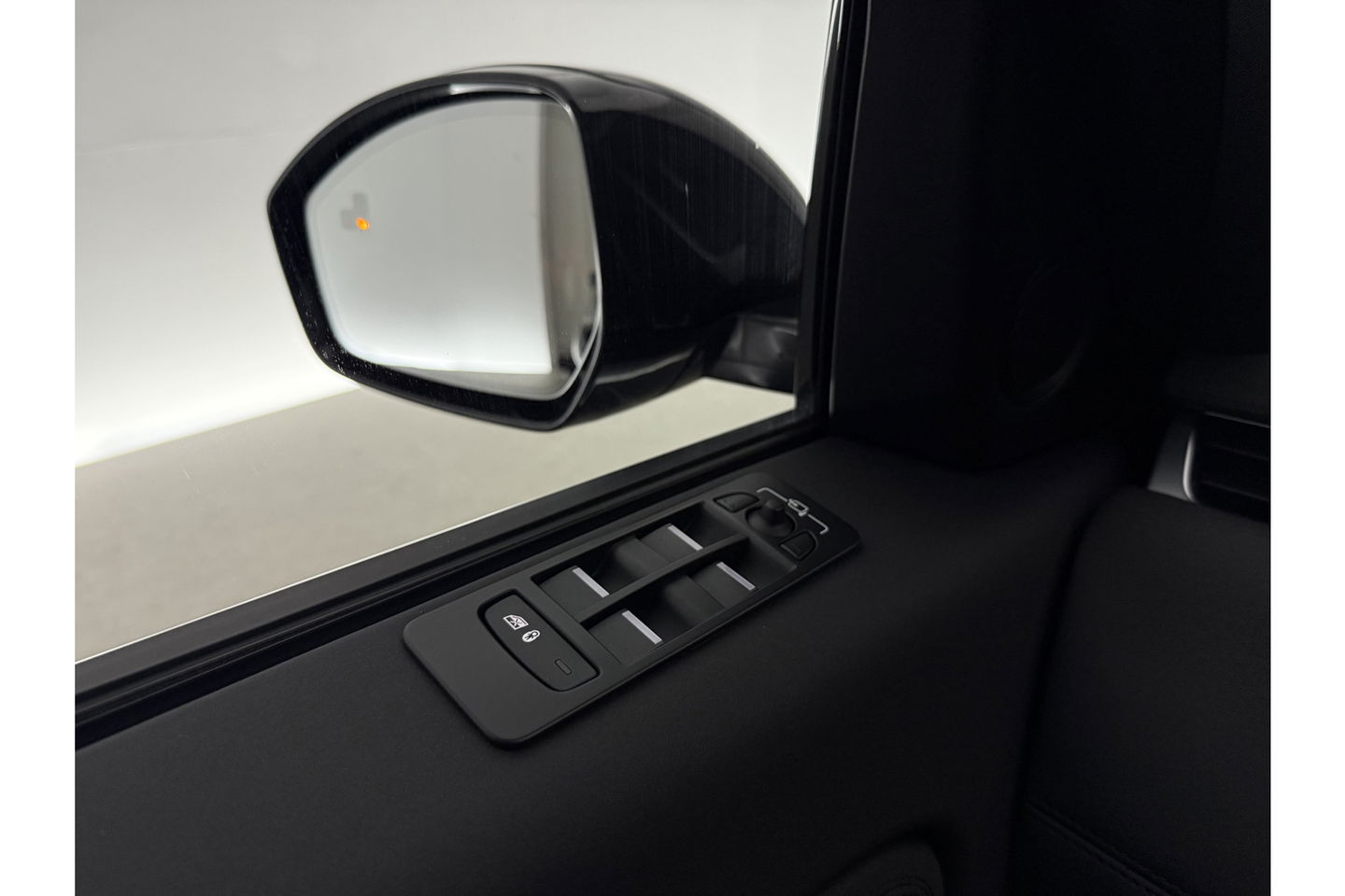 Land Rover Discovery P300e 1.5 R-Dynamic HSE 254PK Pano Memory ACC Camera Carplay Clima Leder LED Trekhaak Virtual Navi PDC 20"LMV