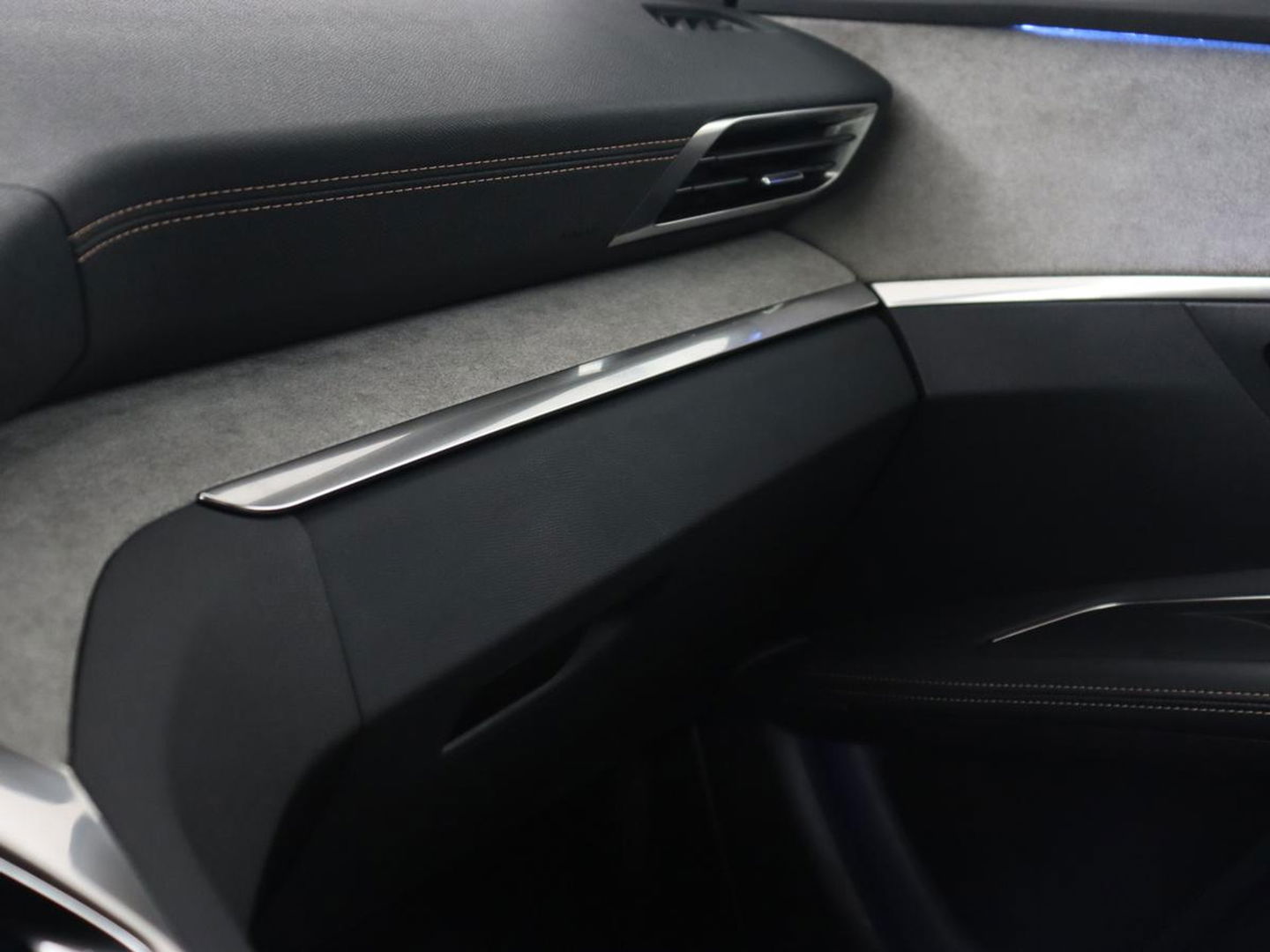 Peugeot 3008 1.6 HYbrid 225 GT | Panoramadak | Trekhaak | Stoelverwarming | Adaptive cruise | Camera | Leder/Alcantara | Focal Sound | Navigatie | Keyless | Full LED | PHEV | Plug In