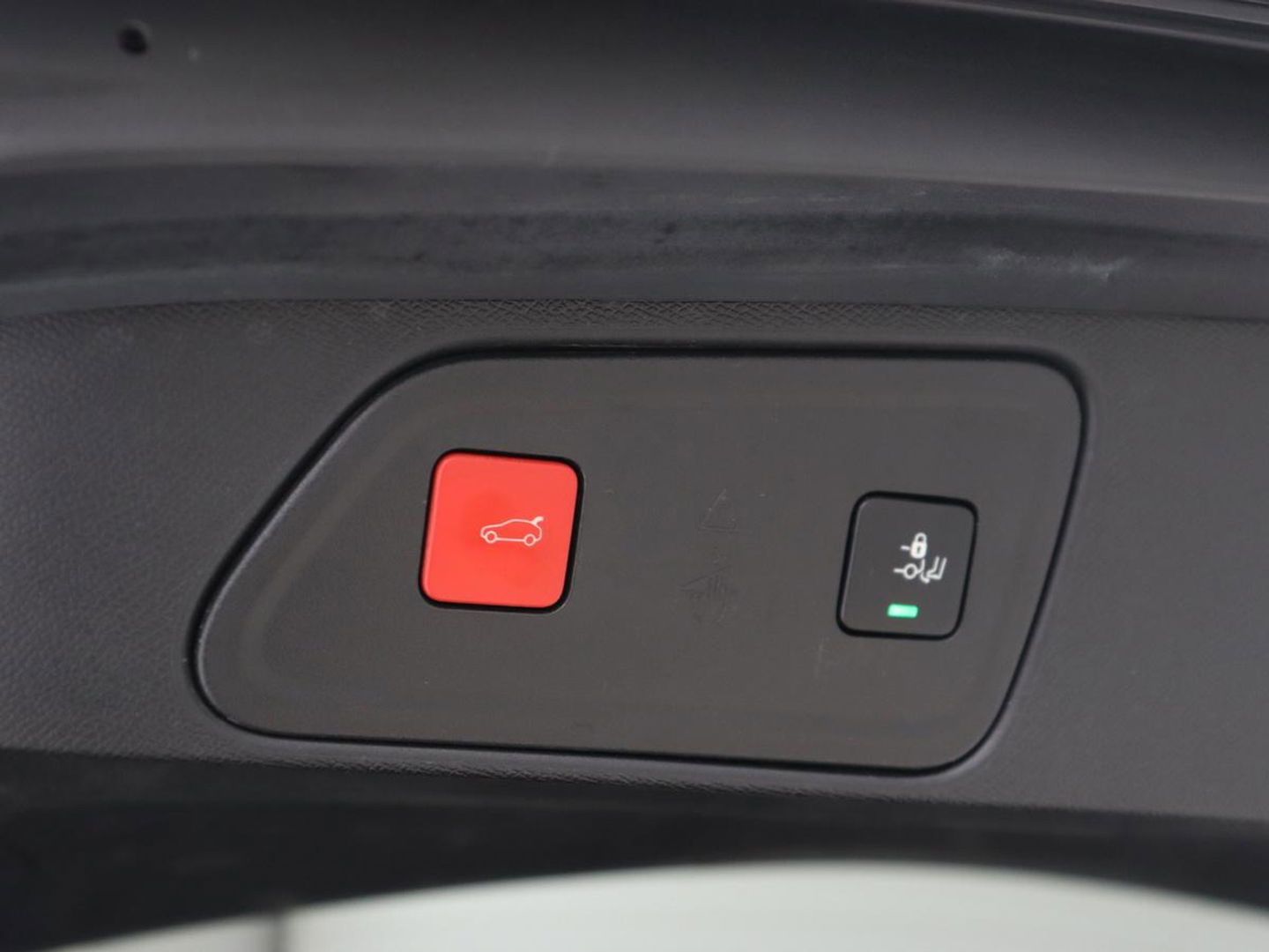 Peugeot 3008 1.6 HYbrid 225 GT | Panoramadak | Trekhaak | Stoelverwarming | Adaptive cruise | Camera | Leder/Alcantara | Focal Sound | Navigatie | Keyless | Full LED | PHEV | Plug In