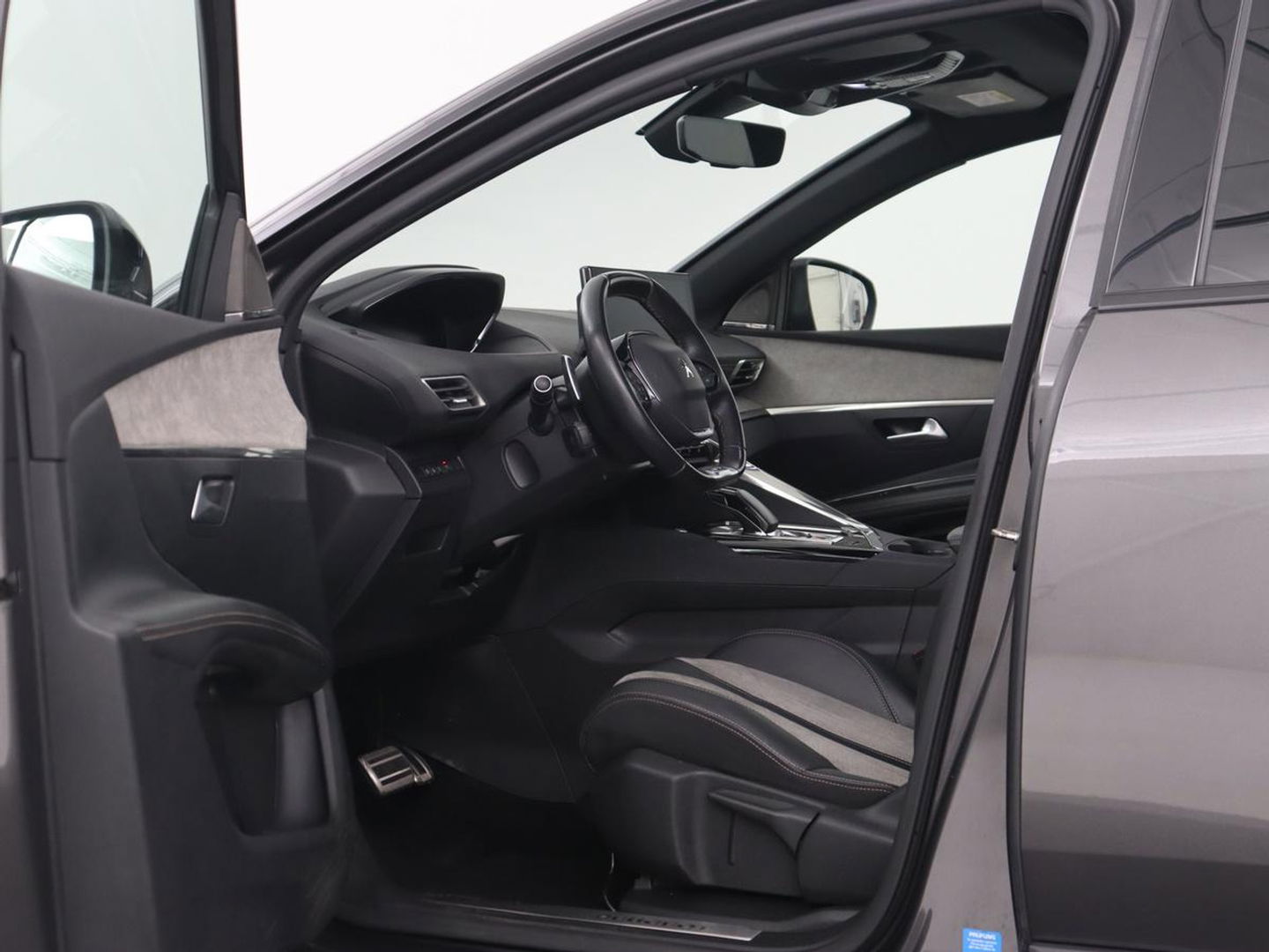 Peugeot 3008 1.6 HYbrid 225 GT | Panoramadak | Trekhaak | Stoelverwarming | Adaptive cruise | Camera | Leder/Alcantara | Focal Sound | Navigatie | Keyless | Full LED | PHEV | Plug In