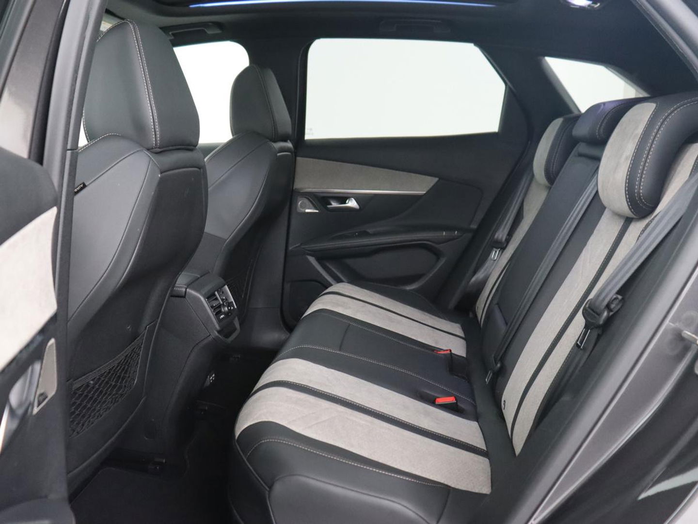 Peugeot 3008 1.6 HYbrid 225 GT | Panoramadak | Trekhaak | Stoelverwarming | Adaptive cruise | Camera | Leder/Alcantara | Focal Sound | Navigatie | Keyless | Full LED | PHEV | Plug In