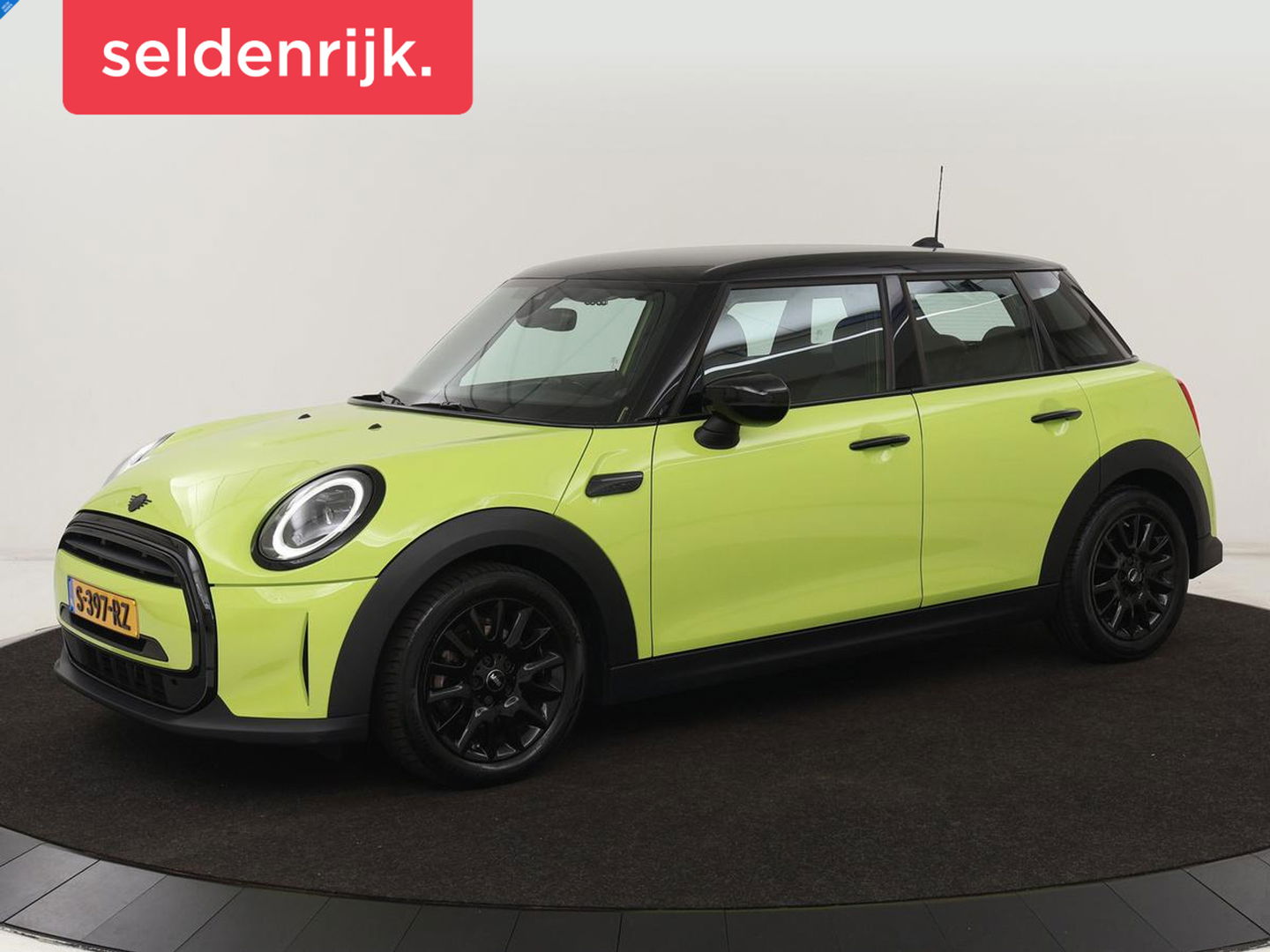 MINI Cooper 1.5 Camden Go Edition | Stoelverwarming | Camera | Carplay | Full LED | Climate control | Sportstoelen | Half leder | Cruise control | Parkeerhulp | Zesty Yellow Metallic