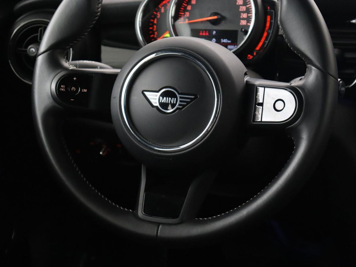 MINI Cooper 1.5 Camden Go Edition | Stoelverwarming | Camera | Carplay | Full LED | Climate control | Sportstoelen | Half leder | Cruise control | Parkeerhulp | Zesty Yellow Metallic
