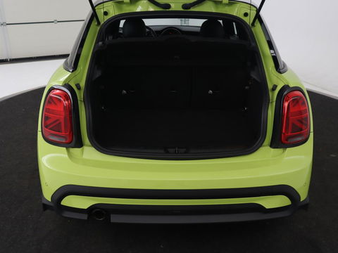 MINI Cooper 1.5 Camden Go Edition | Stoelverwarming | Camera | Carplay | Full LED | Climate control | Sportstoelen | Half leder | Cruise control | Parkeerhulp | Zesty Yellow Metallic