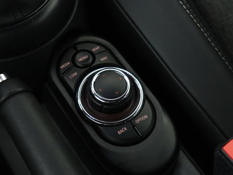 MINI Cooper 1.5 Camden Go Edition | Stoelverwarming | Camera | Carplay | Full LED | Climate control | Sportstoelen | Half leder | Cruise control | Parkeerhulp | Zesty Yellow Metallic