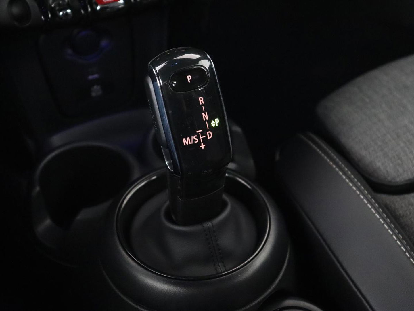MINI Cooper 1.5 Camden Go Edition | Stoelverwarming | Camera | Carplay | Full LED | Climate control | Sportstoelen | Half leder | Cruise control | Parkeerhulp | Zesty Yellow Metallic