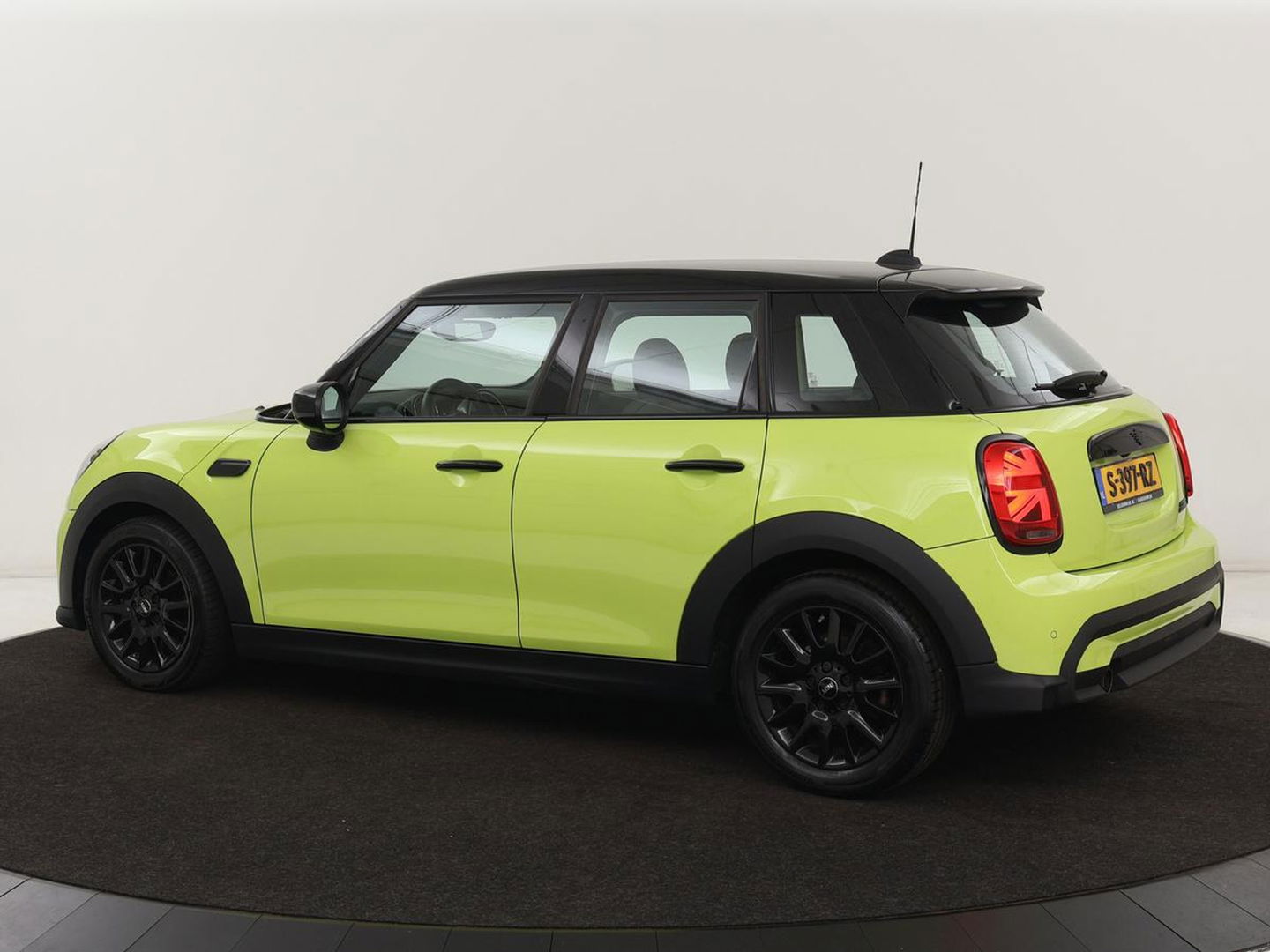 MINI Cooper 1.5 Camden Go Edition | Stoelverwarming | Camera | Carplay | Full LED | Climate control | Sportstoelen | Half leder | Cruise control | Parkeerhulp | Zesty Yellow Metallic