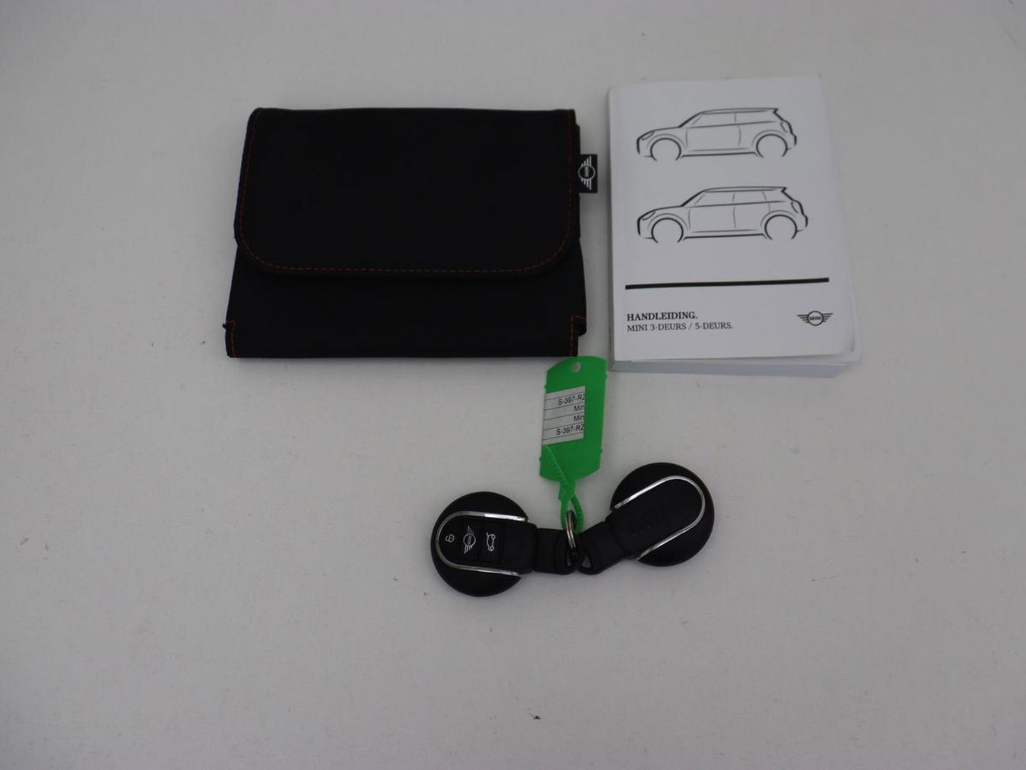 MINI Cooper 1.5 Camden Go Edition | Stoelverwarming | Camera | Carplay | Full LED | Climate control | Sportstoelen | Half leder | Cruise control | Parkeerhulp | Zesty Yellow Metallic