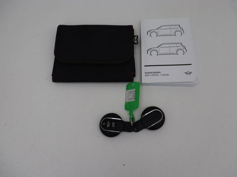 MINI Cooper 1.5 Camden Go Edition | Stoelverwarming | Camera | Carplay | Full LED | Climate control | Sportstoelen | Half leder | Cruise control | Parkeerhulp | Zesty Yellow Metallic